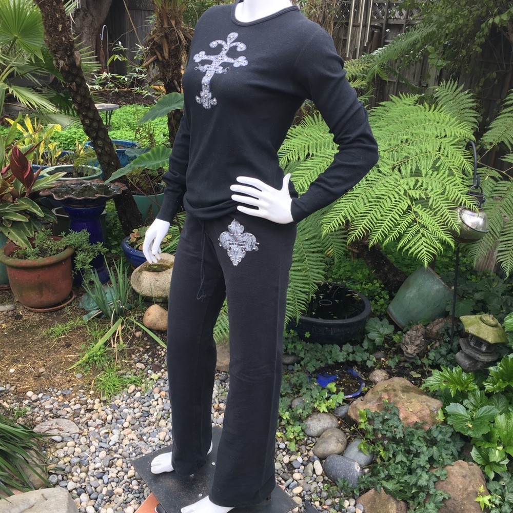 JACK AND JINGER Black Sweats w/Fleur-De-Lis Design